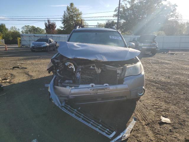 JF2SHADC7BH726813 - 2011 SUBARU FORESTER 2.5X PREMIUM Silber Foto 5