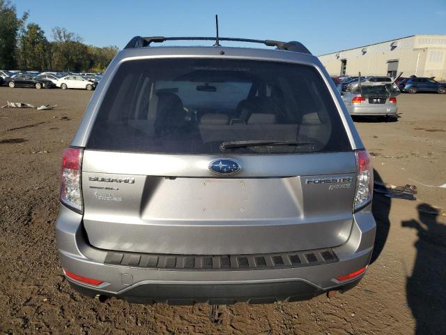 JF2SHADC7BH726813 - 2011 SUBARU FORESTER 2.5X PREMIUM Silber Foto 6