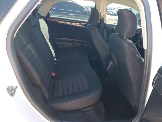 3FA6P0H73JR270497 - 2018 FORD FUSION SE WHITE photo 10