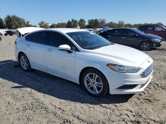 3FA6P0H73JR270497 - 2018 FORD FUSION SE WHITE photo 4