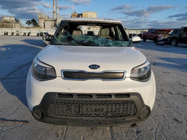 KNDJN2A23F7793781 - 2015 KIA SOUL WHITE photo 5