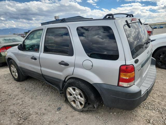 1FMYU93155KB28032 - 2005 FORD ESCAPE XLT SILVER photo 2