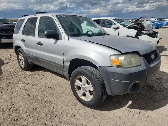 1FMYU93155KB28032 - 2005 FORD ESCAPE XLT SILVER photo 4