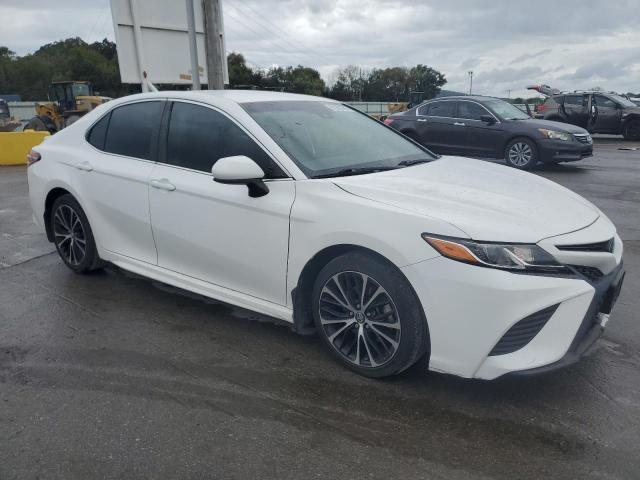 4T1B11HK3JU554947 - 2018 TOYOTA CAMRY L WHITE photo 4