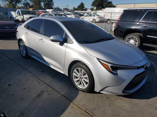 JTDBCMFE7SJ047629 - 2025 TOYOTA COROLLA LE 银色 照片 4