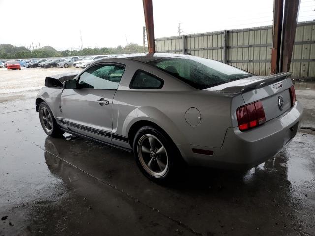 1ZVHT80N765127020 - 2006 FORD MUSTANG SILVER photo 2