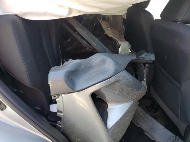 2T3ZFREV5HW317603 - 2017 TOYOTA RAV4 LE Plata foto 11