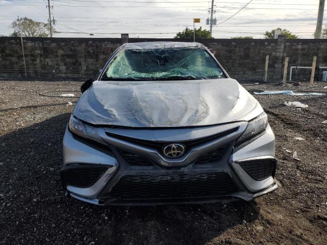 4T1G11AK0PU730524 - 2023 TOYOTA CAMRY SE NIGHT SHADE SILVER photo 5