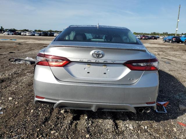 4T1G11AK0PU730524 - 2023 TOYOTA CAMRY SE NIGHT SHADE SILVER photo 6