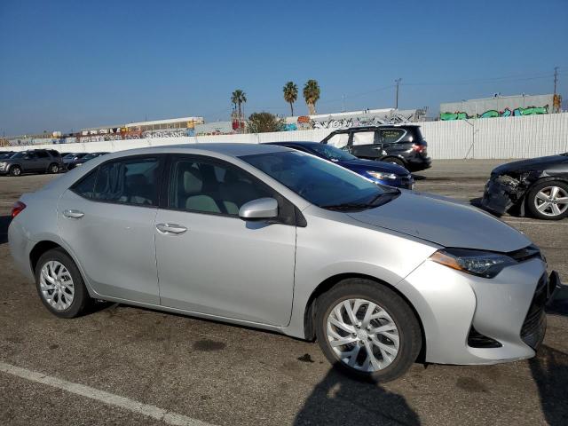 5YFBURHEXJP811507 - 2018 TOYOTA COROLLA L SILVER photo 4