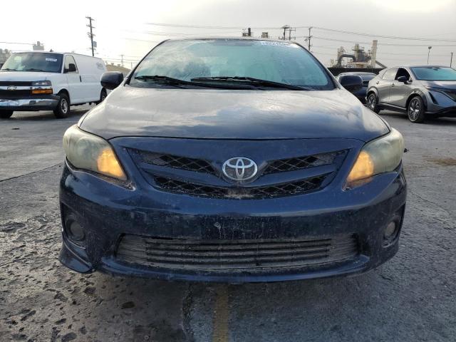 5YFBU4EE2DP104610 - 2013 TOYOTA COROLLA BASE Azul foto 5