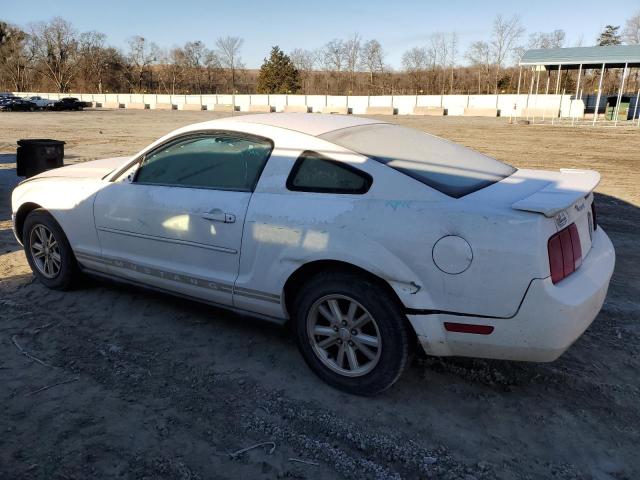 1ZVFT80N075307125 - 2007 FORD MUSTANG WHITE photo 2