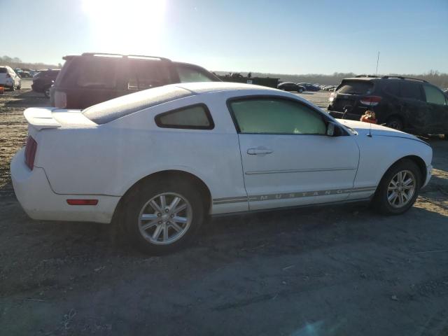 1ZVFT80N075307125 - 2007 FORD MUSTANG WHITE photo 3