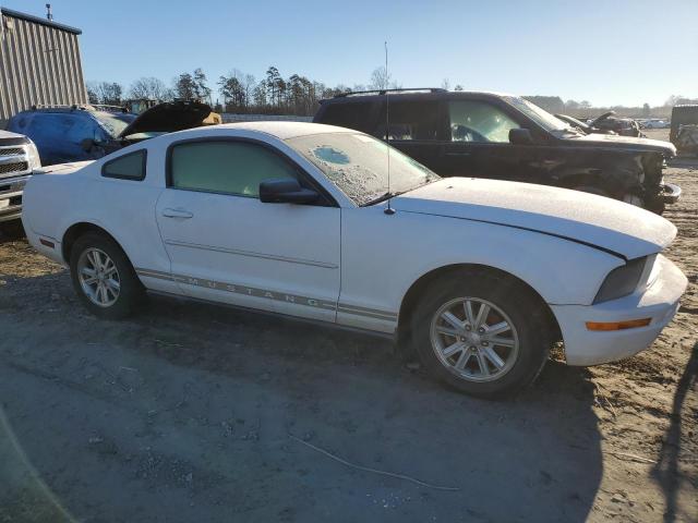 1ZVFT80N075307125 - 2007 FORD MUSTANG WHITE photo 4