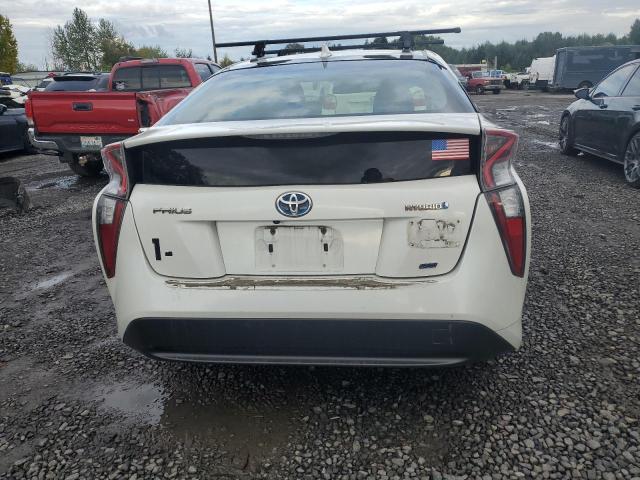 JTDKARFU8J3550597 - 2018 TOYOTA PRIUS WHITE photo 6