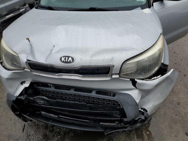 KNDJN2A28F7806394 - 2015 KIA SOUL SILVER photo 11