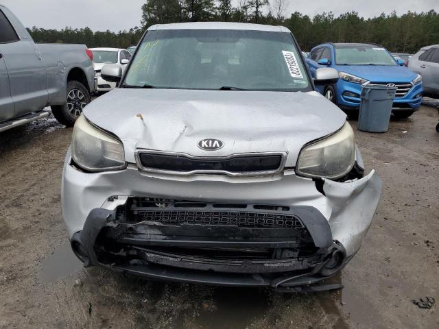 KNDJN2A28F7806394 - 2015 KIA SOUL SILVER photo 5