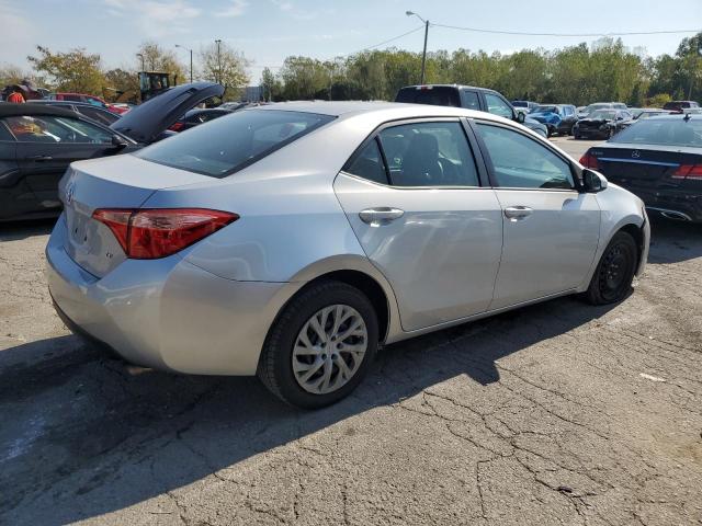 2T1BURHE7JC966967 - 2018 TOYOTA COROLLA L SILVER photo 3