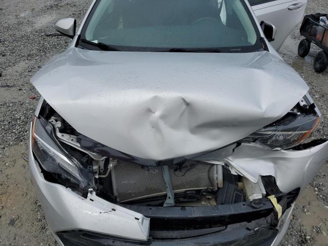 5YFBURHE3JP810666 - 2018 TOYOTA COROLLA L SILVER photo 11