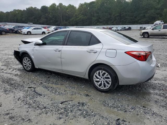 5YFBURHE3JP810666 - 2018 TOYOTA COROLLA L SILVER photo 2