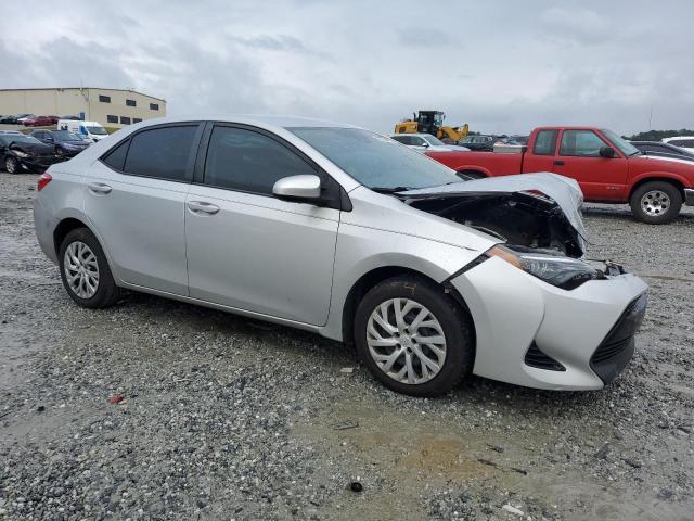 5YFBURHE3JP810666 - 2018 TOYOTA COROLLA L SILVER photo 4