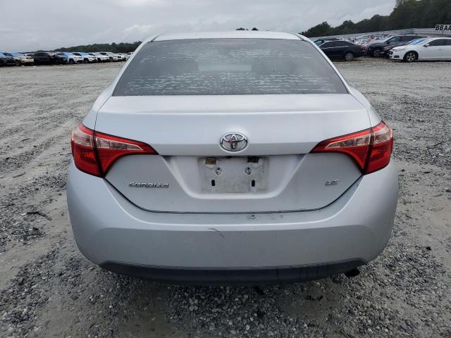 5YFBURHE3JP810666 - 2018 TOYOTA COROLLA L SILVER photo 6