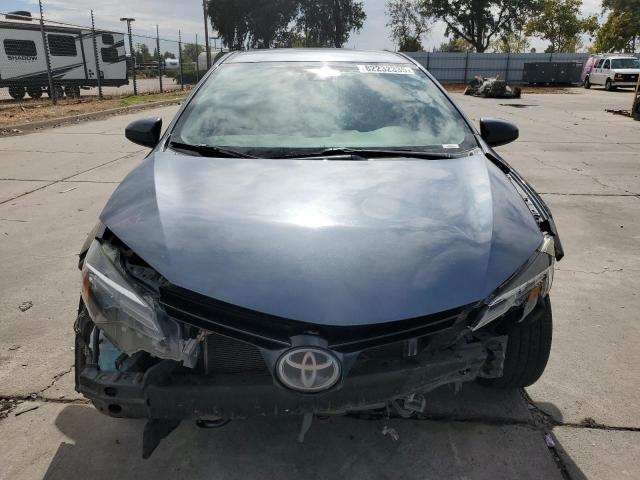 2T1BURHE0JC991418 - 2018 TOYOTA COROLLA L BLUE photo 5