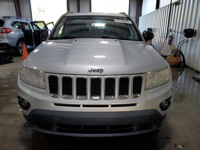 1J4NF1FB8BD281635 - 2011 JEEP COMPASS SPORT Silber Foto 5