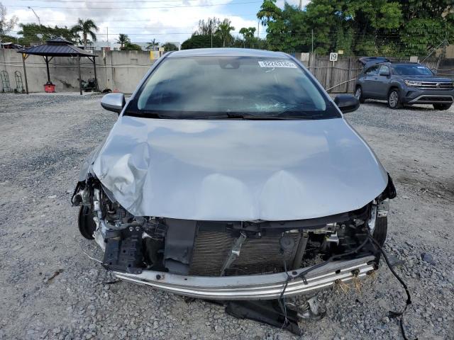 JTDEPMAE7NJ215069 - 2022 TOYOTA COROLLA LE SILVER photo 5