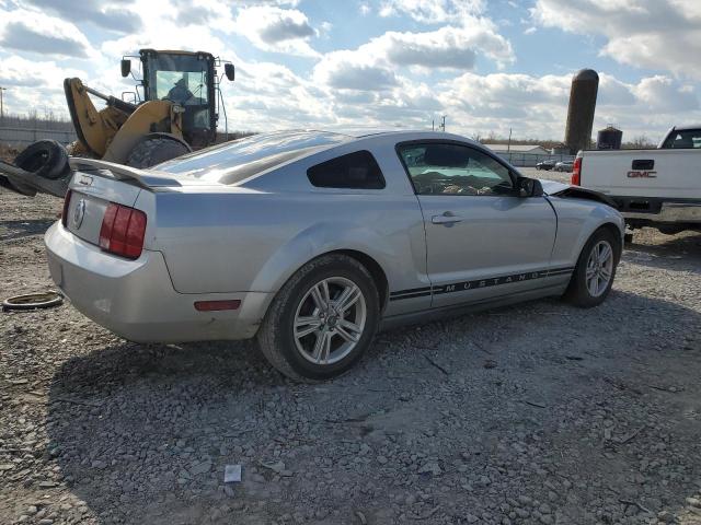 1ZVFT80N855119577 - 2005 FORD MUSTANG SILVER photo 3