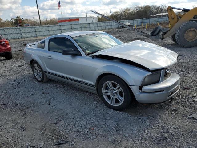 1ZVFT80N855119577 - 2005 FORD MUSTANG SILVER photo 4