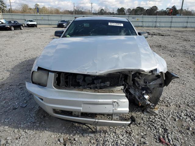 1ZVFT80N855119577 - 2005 FORD MUSTANG SILVER photo 5