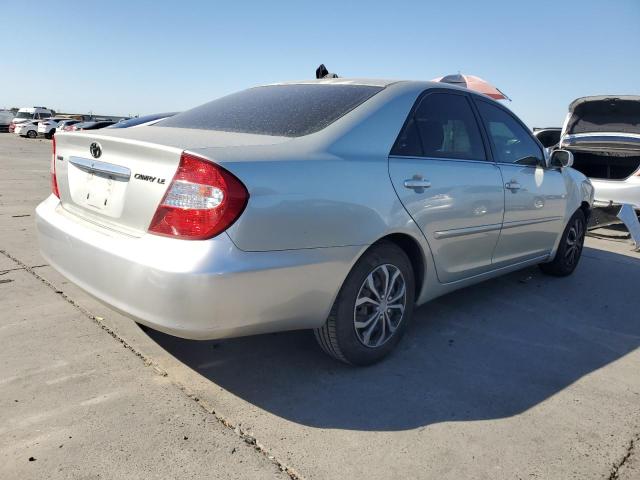 JTDBE32K120038642 - 2002 TOYOTA CAMRY LE 银色 照片 3