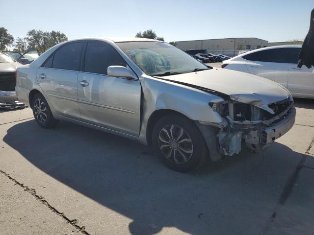 JTDBE32K120038642 - 2002 TOYOTA CAMRY LE 银色 照片 4