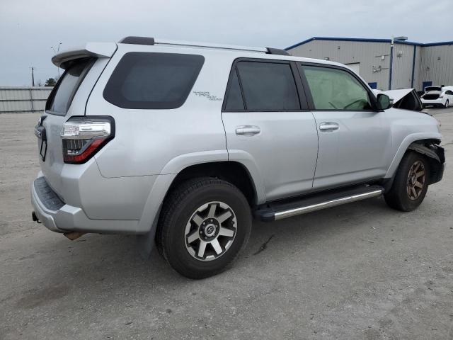 JTEBU5JR5J5548650 - 2018 TOYOTA 4RUNNER SR5/SR5 PREMIUM SILVER photo 3