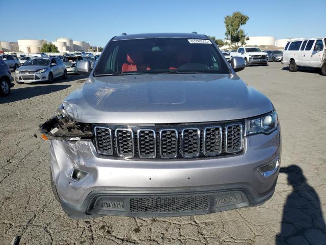 1C4RJEAG6JC172479 - 2018 JEEP GRAND CHEROKEE LAREDO Gümüş foto 5