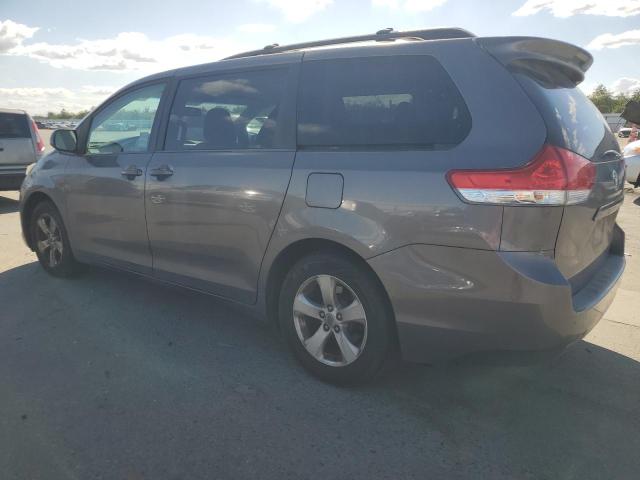 5TDKK3DC4DS329568 - 2013 TOYOTA SIENNA LE ნაცრისფერი ფოტო 2