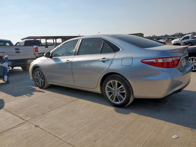 4T1BF1FK7HU407433 - 2017 TOYOTA CAMRY LE ვერცხლისფერი ფოტო 2
