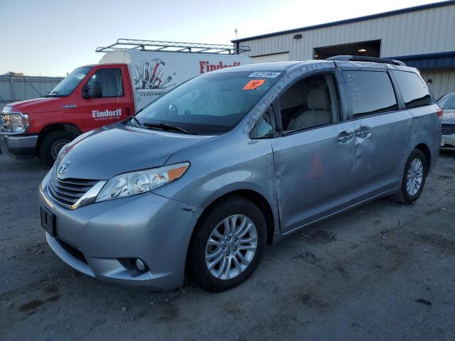 2013 TOYOTA SIENNA XLE, 