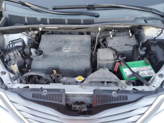 5TDYK3DC5DS374710 - 2013 TOYOTA SIENNA XLE ვერცხლისფერი ფოტო 12