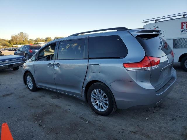5TDYK3DC5DS374710 - 2013 TOYOTA SIENNA XLE ვერცხლისფერი ფოტო 2