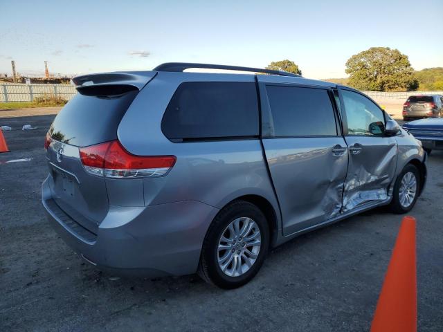 5TDYK3DC5DS374710 - 2013 TOYOTA SIENNA XLE ვერცხლისფერი ფოტო 3