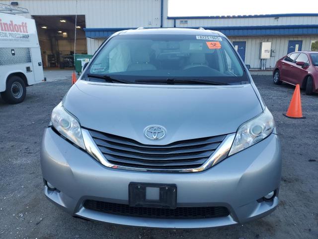 5TDYK3DC5DS374710 - 2013 TOYOTA SIENNA XLE ვერცხლისფერი ფოტო 5