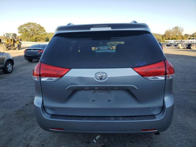 5TDYK3DC5DS374710 - 2013 TOYOTA SIENNA XLE ვერცხლისფერი ფოტო 6