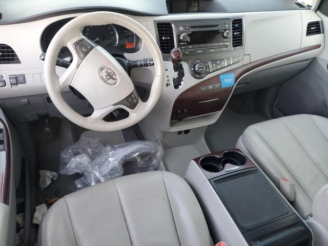5TDYK3DC5DS374710 - 2013 TOYOTA SIENNA XLE ვერცხლისფერი ფოტო 8