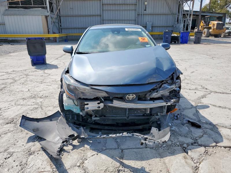5YFEPMAE4NP318817 - 2022 TOYOTA COROLLA LE GRAY photo 5