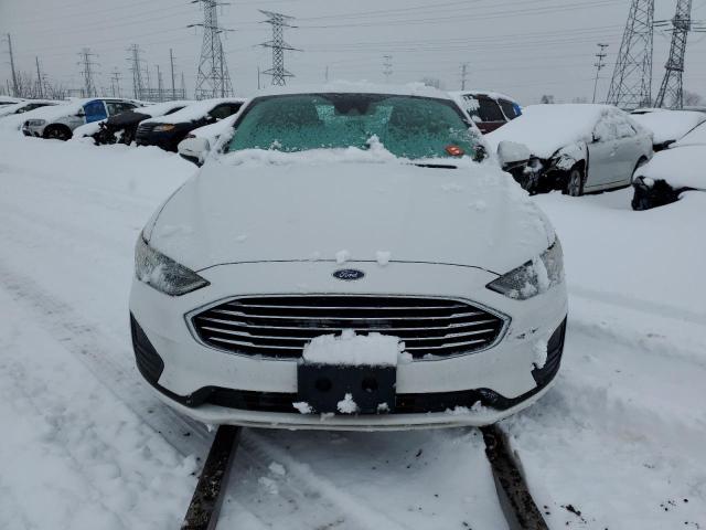 3FA6P0H7XKR104690 - 2019 FORD FUSION SE WHITE photo 5