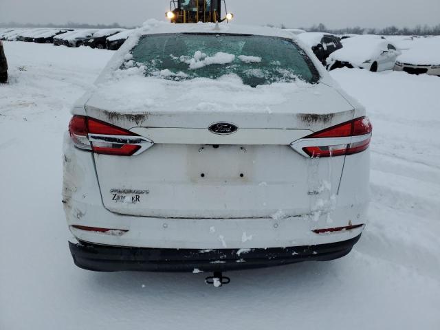 3FA6P0H7XKR104690 - 2019 FORD FUSION SE WHITE photo 6