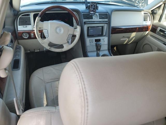 5LMFU28R74LJ04592 - 2004 LINCOLN NAVIGATOR WHITE photo 8