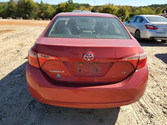 5YFBURHE8HP700285 - 2017 TOYOTA COROLLA L RED photo 6